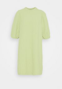 Robe à manches bouffantes en tissu texturé vert clair, avec un col montant et une coupe décontractée. Présente un design simple sans motifs visibles.
