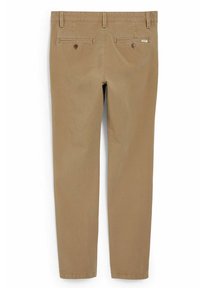 Beżowe spodnie męskie z szlufkami na pasek i dwoma zapinanymi na guziki tylnymi kieszeniami, pokazane na płasko od tyłu na białym tle.