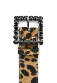 Cinturón de cuero con estampado de leopardo, de banda ancha y texturizada, con una gran hebilla cuadrada adornada con cristales negros y acentos redondeados.