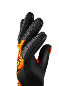 Gant noir et orange avec des doigts texturés noirs, une paume noire lisse et des accents orange vifs avec un motif géométrique.