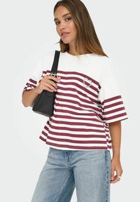 Gestreepte T-shirt in bordeaux en wit, met korte mouwen, losse pasvorm, en een hartontwerp met juwelenaccent op de borst.