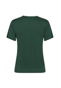T-shirt vert foncé à manches courtes, avec une bordure en dentelle au col et aux épaules, texture côtelée et une coupe légèrement ajustée.