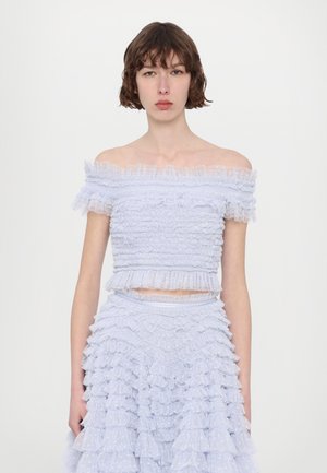 Top azzurro chiaro off-the-shoulder con volant testurizzati e gonna a strati coordinata, caratterizzata da motivi sottili e una vita aderente.