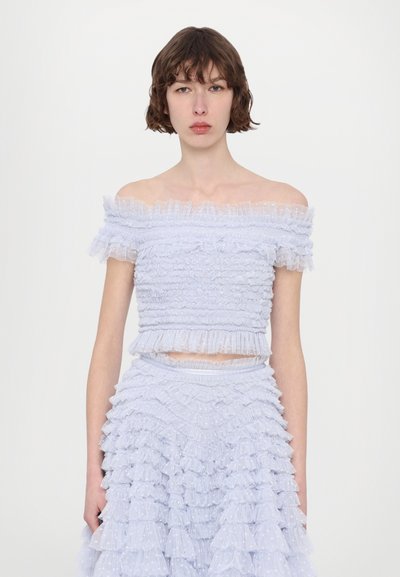 Haut bleu clair à épaules dénudées avec des volants texturés et une jupe superposée assortie, présentant des motifs subtils et une taille ajustée.