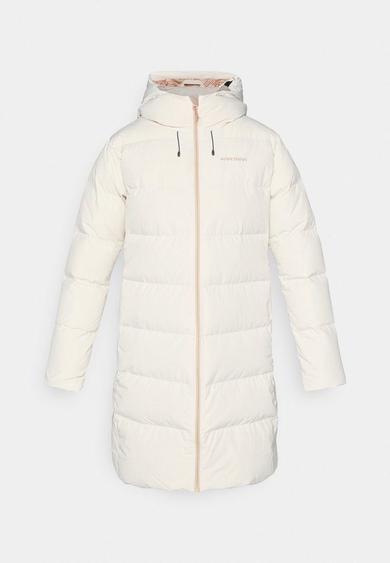 Długa biała pikowana kurtka zimowa z kapturem, zamkiem z przodu i sznurkami, z subtelnym logo na klatce piersiowej.