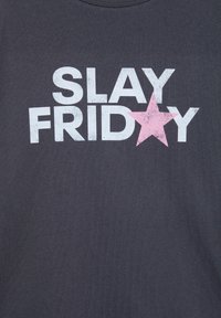 Mørkegrå t-shirt med teksten "SLAY FRIDAY" i hvid med en pink stjerneaccent. Stoffet har en glat, blød tekstur.