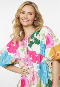 usha Vapaa-ajan mekko - white multicolor