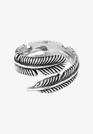 Sølvring designet med detaljerede fjer-motiver, der krøller sig rundt om ringen, stemplet "JGJ 925" indvendigt.