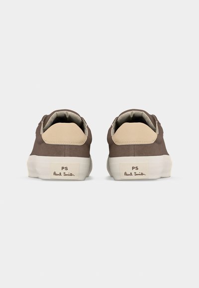 Paire de baskets marron et beige avec semelles blanches, vues de derrière, chacune avec l'étiquette "PS Paul Smith" sur la languette du talon.