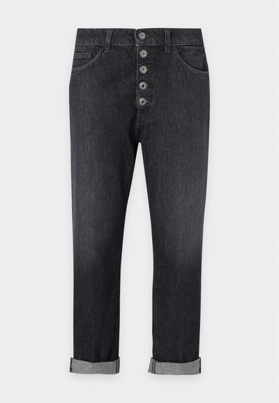 Μαύρο τζιν από denim με πέντε μεταλλικά κουμπιά, μπροστινές τσέπες, θηλιές για ζώνη και γυρισμένα μανσέτες σε απλό ανοιχτό φόντο.