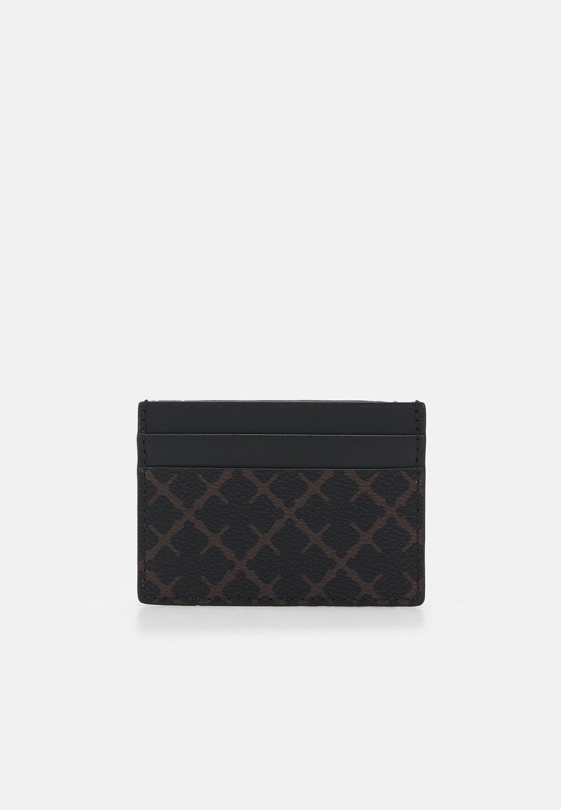 Portafoglio in pelle nera testurizzata con motivo geometrico marrone, dotato di più slot per carte nella parte superiore e design elegante.
