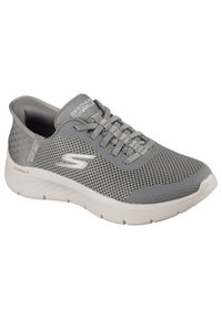 Baskets de sport grises avec un dessus en mesh, un système de laçage et un col rembourré. Dotées d'une semelle blanche avec des détails texturés et des accents de logo.