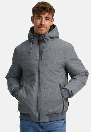 Graue gepolsterte Jacke mit Kapuze, aus strukturiertem Stoff, mit Reißverschlusstaschen und Akzenten aus braunem Leder. Einfarbig mit gerippten Bündchen.