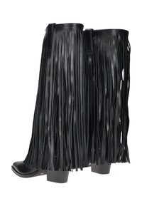 Stivaletti in pelle nera con lunghi dettagli di frange, punta appuntita e tacco a blocco. Texture liscia e design elegante. Accentuati da aperture laterali.