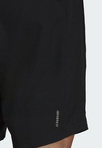 Zwarte sportshorts met een gladde textuur, AEROREADY-opdruk aan de onderste zoom en een elastische tailleband voor comfort.