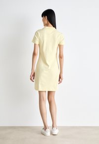 Tommy Hilfiger SLIM OPEN DRESS - Dnevna haljina - lemon zest
