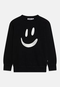 Sort sweatshirt laget av myk stoff med et stort hvitt smilefjes trykk på forsiden. Inkluderer bred rund hals og ribbede mansjetter.