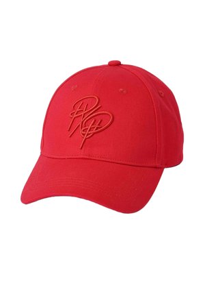 Rode baseballpet met geborduurde overlappende gestileerde letters "P" en "H" aan de voorkant, gestructureerde kroon en gebogen klep.