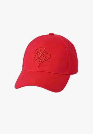 Rode baseballpet met geborduurde overlappende gestileerde letters "P" en "H" aan de voorkant, gestructureerde kroon en gebogen klep.