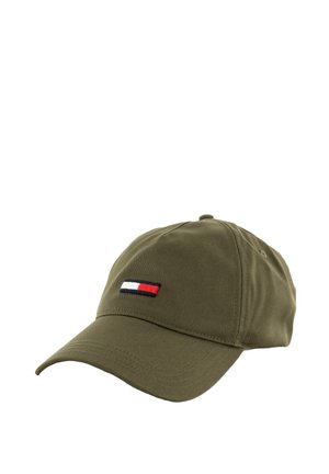 Gorra de béisbol color caqui hecha de algodón con visera curva. Presenta un pequeño parche con un logotipo en colores rojo, blanco y azul en la parte delantera.