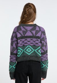 Maglione lavorato a maglia in grigio, viola e teal con motivi geometrici. Presenta un collo arrotondato e maniche texturizzate.