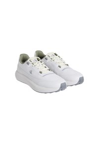Sneakers bianchi con un design testurizzato, accenti verde chiaro, suole spesse e lacci bianchi. Presentano un logo sfumato sul lato.
