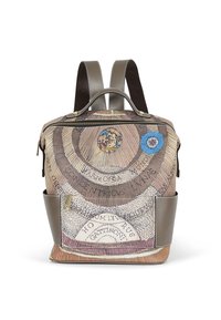 Rechteckiger Rucksack mit braunen Lederriemen und Griff, der ein Vintage-Kartenmuster mit kreisförmigen Designs und Textdetails aufweist.