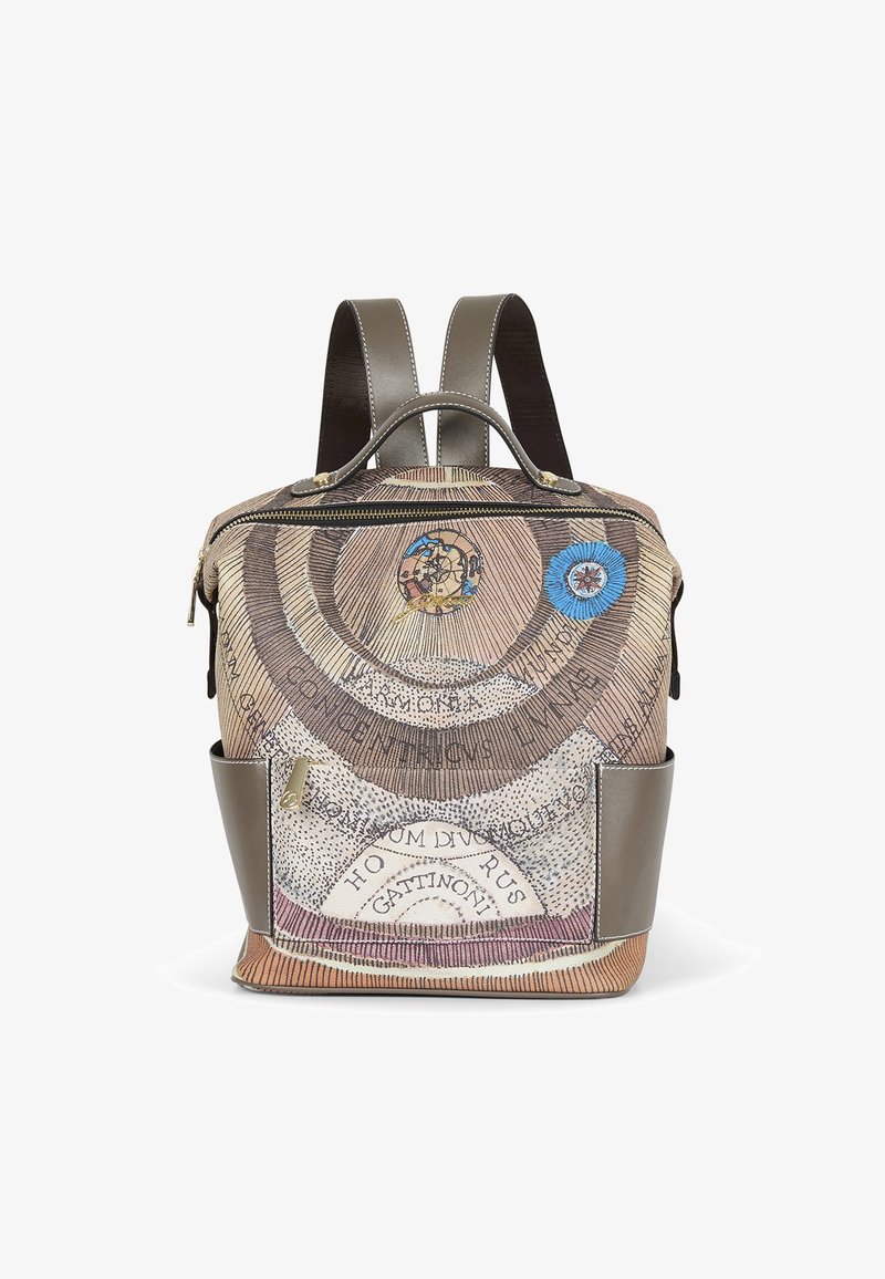 Prostokątny plecak z brązowymi skórzanymi paskami i uchwytem, wyposażony w wzór vintage mapy z okrągłymi wzorami i szczegółami tekstowymi.