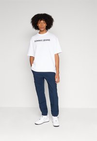 Tommy Jeans BOLD CLASSICS TEE  - Camiseta estampada - white