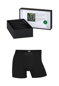 Förpackningen innehåller fem par svarta bambu-boxershorts med en elastisk midja markerad "JBS UNDERWEAR." Slät textur; miljövänlig design.