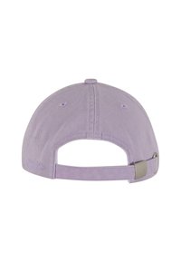 Violeta kokvilnas beisbola cepure ar izliekto malu, regulējamu siksniņu un izšūtām detaļām aizmugurē. Gluda tekstūra, ikdienišķs dizains.