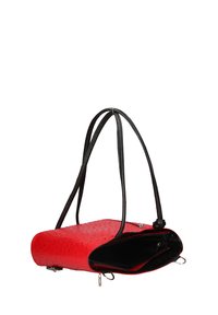 Rode leren handtas met gestructureerd oppervlak, zwarte banden, rechthoekige vorm, ritsluiting en klein binnenvak.