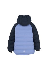 Puffjakke med en blå og marinefarvet farveskema, der har en hætte, ribbede manchetter og et logo på ryggen. Teksturret quiltet mønster.