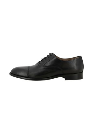 Scarpa Oxford da uomo in pelle nera con punta a cappuccio, allacciatura chiusa e tacco basso, mostrata in profilo laterale su sfondo bianco.