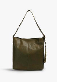 Bolso de hombro de cuero verde oliva con una textura suave, que presenta una correa con tachuelas y un cuerpo grande y estructurado.