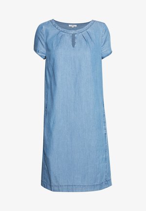 Robe chambray bleu clair avec manches courtes, encolure ronde et un détail plissé à l'avant. Longueur mi-mollet avec des fentes latérales.