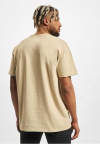 Upscale by Mister Tee IN UTERO OVERSIZE - Nyomott mintás póló - wet sand