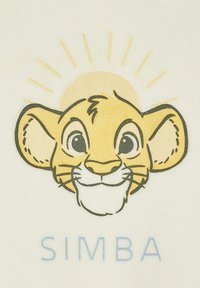 Illustration eines gelben Löwengesichts mit großen Augen, einem lächelnden Ausdruck und einem weißen Bart, vor einem hellen Hintergrund mit einem Sonnenmotiv. Darunter steht der Text "SIMBA" in Hellblau.