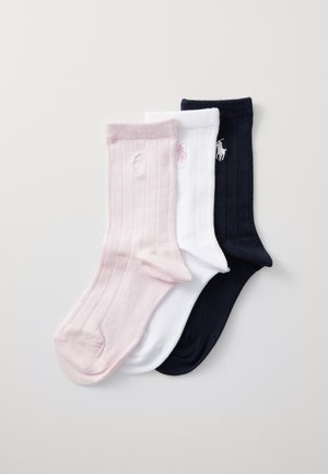 Tre par med ribbestrikkede sokker: lys rosa, hvit og marineblå. Hver har et lite, brodert logo. Myk stoff med en glatt tekstur.