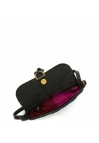 Borsa in camoscio nero con patta arrotondata, dettagli in oro e interno viola. Presenta una tracolla e impunture decorative lungo i bordi.