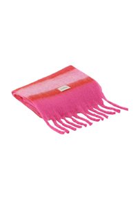 Foulard piegato a righe rosa e rosse con frange e un piccolo etichetta rettangolare su uno sfondo bianco.