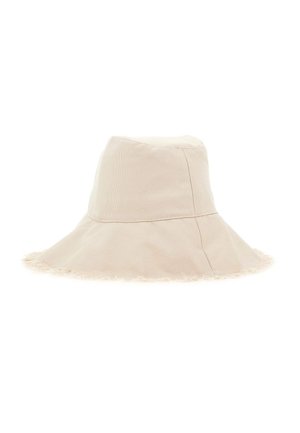 Beige Fischerhut mit breiter Krempe, ausgefransten Rändern und sichtbaren Nähten, dargestellt vor weißem Hintergrund.