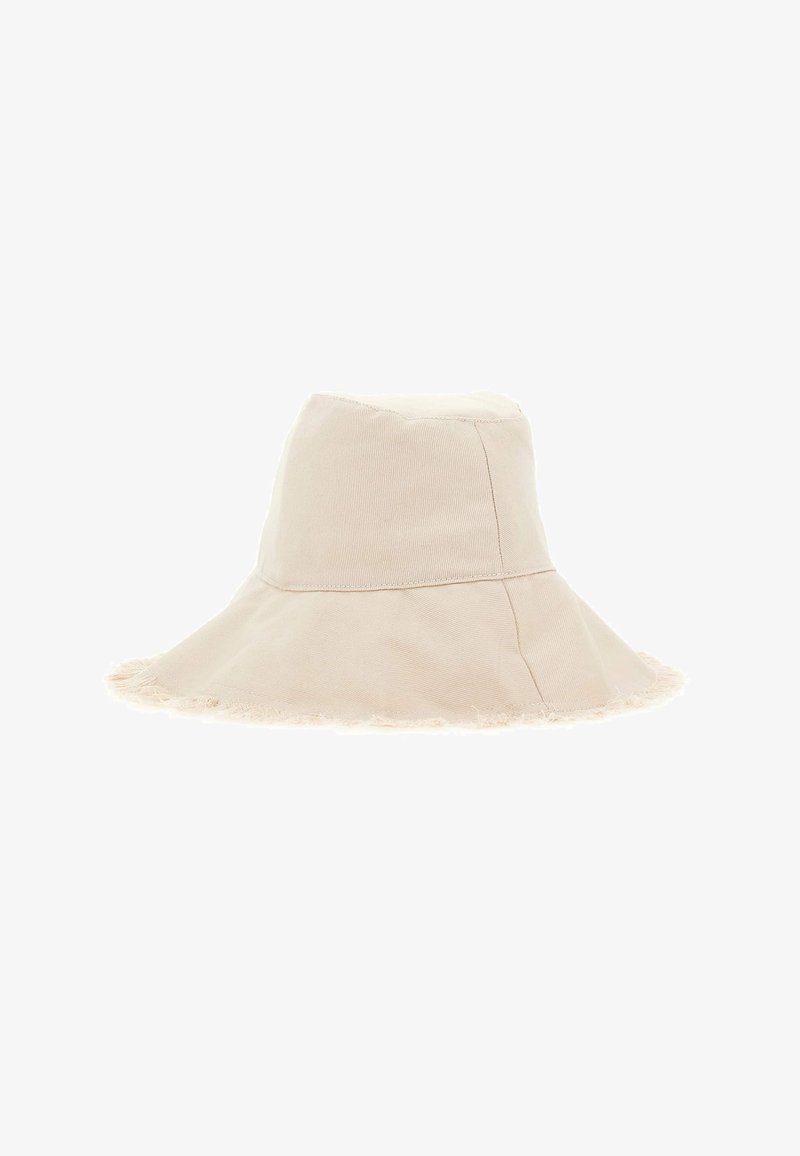 Chapeau bob beige à large bord avec des bords effilochés et des coutures visibles, présenté sur un fond blanc.