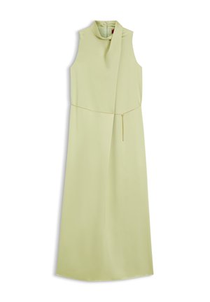 Hihaton vaaleanvihreä maksimekko, jossa korkea kaula-aukko ja ohut kultainen vyö vyötäröllä.