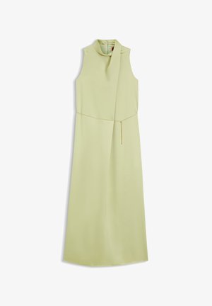 Hihaton vaaleanvihreä maksimekko, jossa korkea kaula-aukko ja ohut kultainen vyö vyötäröllä.