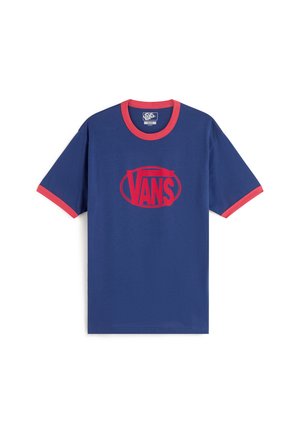 Sininen puuvillapaita, jossa on punaiset ribbireunat kauluksessa ja hihoissa. Etuosassa on iso punainen Vans-logo keskellä. Lyhyet hihat, normaali istuvuus.