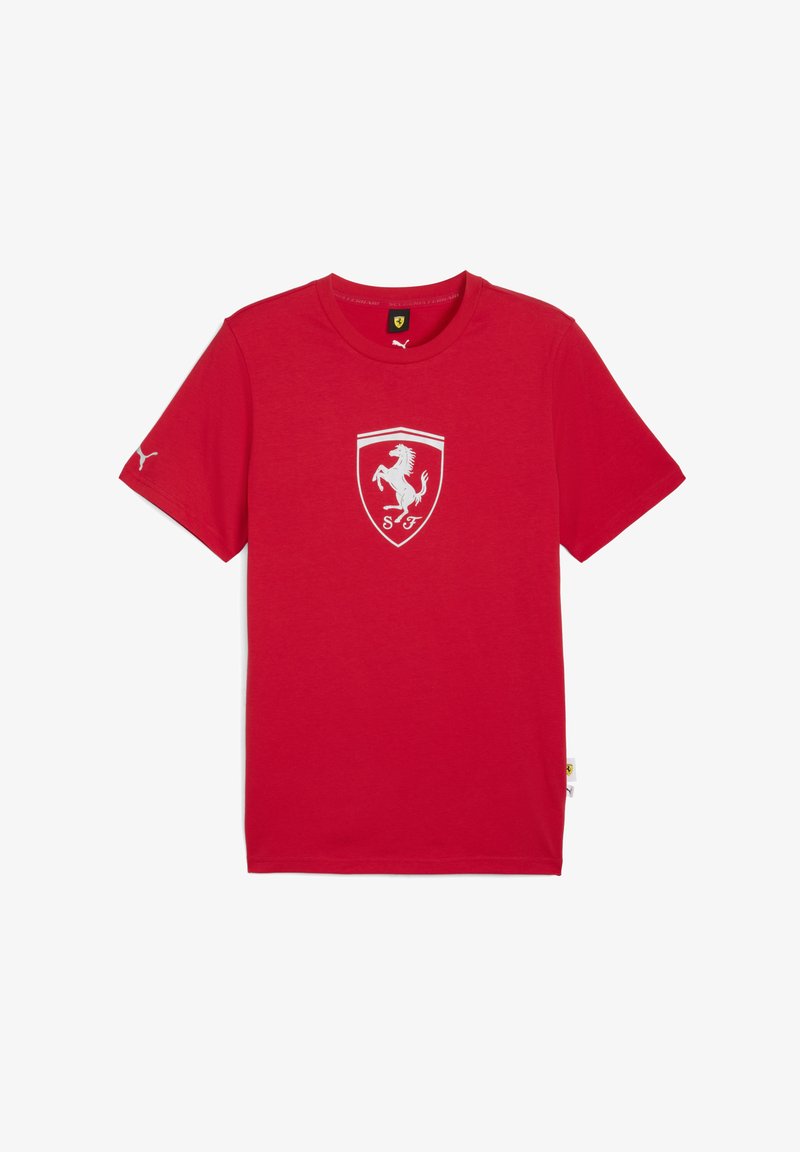 Tricou roșu cu un logo alb Ferrari pe piept și un logo mic Puma pe mânecă, plasat pe un fundal alb simplu.