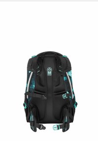 Schwarzer Rucksack mit türkisfarbenen Akzenten, ausgestattet mit einem geometrischen Muster, Netzpolsterung, verstellbaren Gurten und mehreren Schnallen für einen sicheren Sitz.