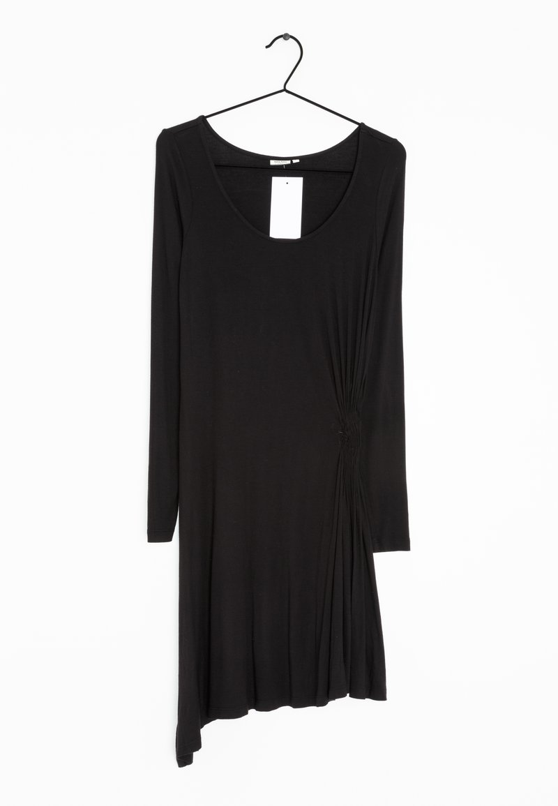Musta pitkähihainen mekko, jossa on avara kaula-aukko, yhdellä sivulla rypytetty yksityiskohta ja epäsymmetrinen helma. Valmistettu pehmeästä kankaasta.