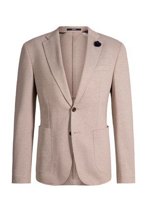 Blazer beige da uomo con rever a incavo, due tasche applicate frontali, due bottoni e un piccolo fiore di stoffa scura sul rever sinistro.